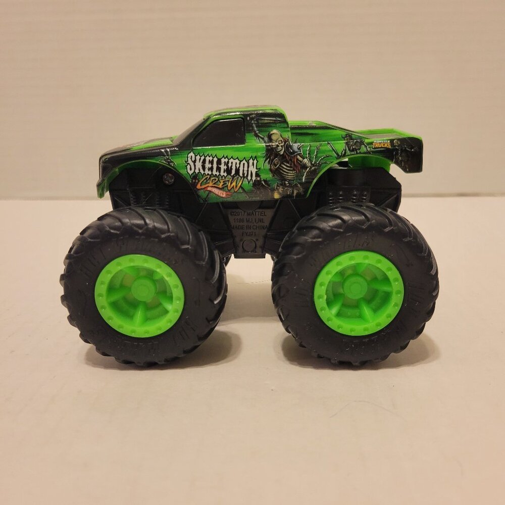 Monster Jam 2018 Skeleton Crew Hot Wheels Rev Tredz Monster Truck